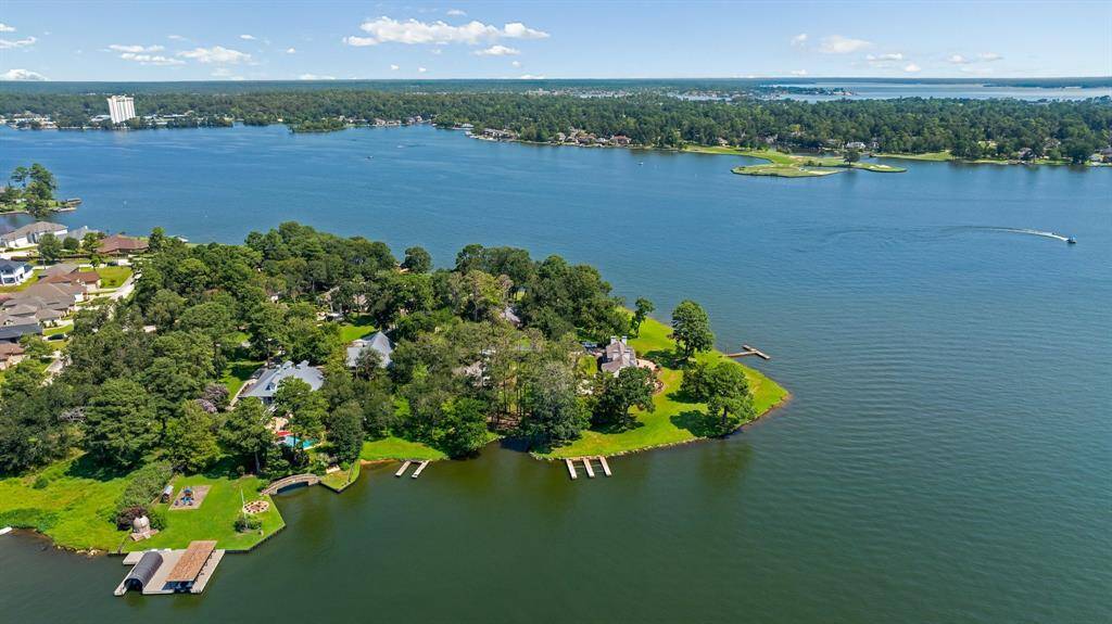 Beautiful location on the lake! Margaritaville is just down the lake! The dramatic hole #11 on Walden's prestigious 18 hole golf course is across and open water with miles of view looks straight down the lake in the other direction.