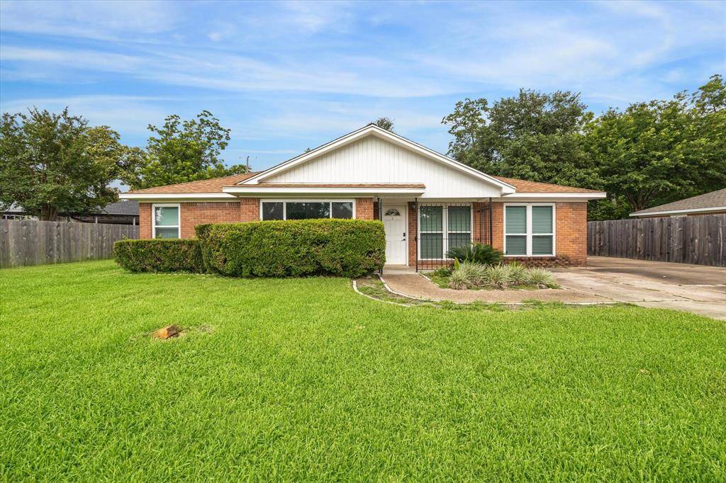 Welcome to 3613 Lazy Spring Dr, situated on a spacious 10,000 sqft lot!