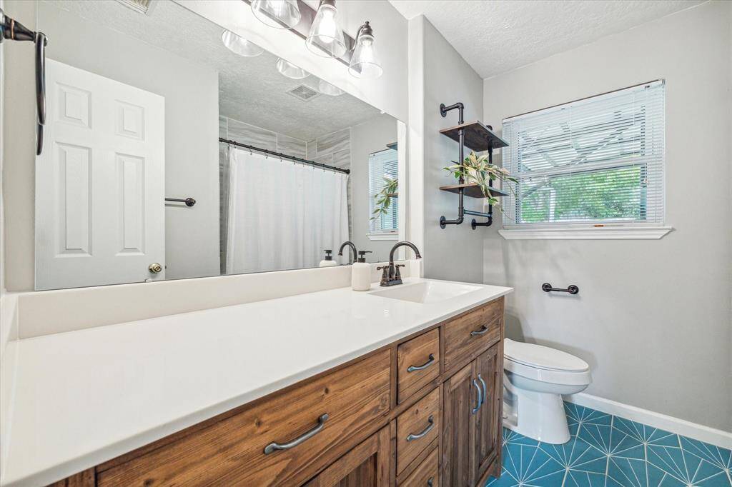 Secondary bathroom with tub/shower combo.