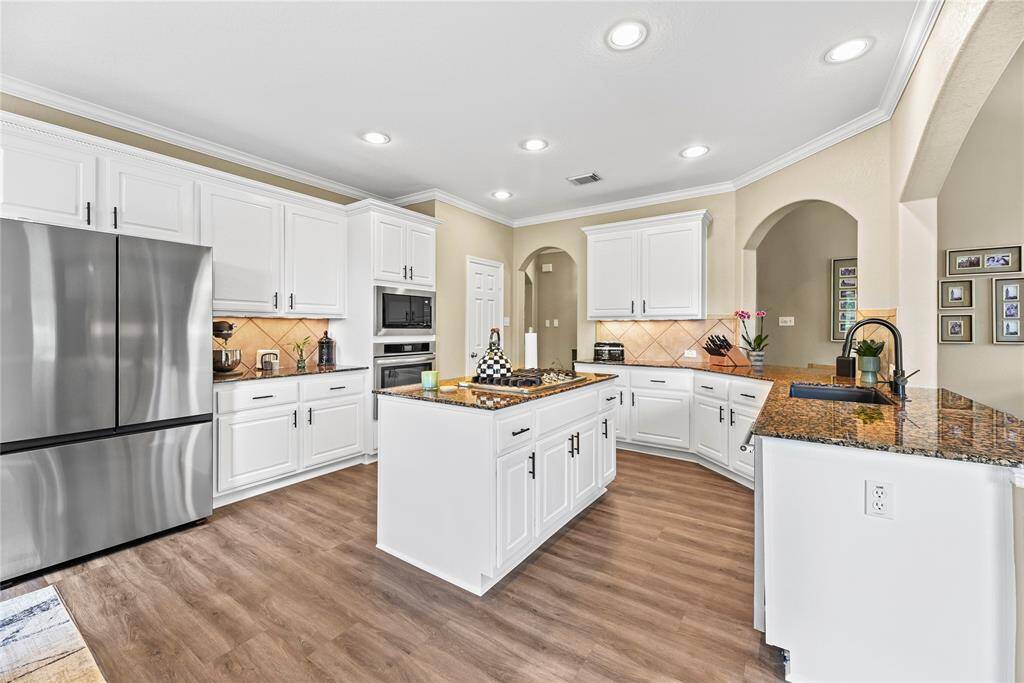 Imagine cooking in this marvelous gourmet kitchen. Designed with beauty and function in mind, the layout allows for easy meal preparation for busy mornings and even busier evenings.