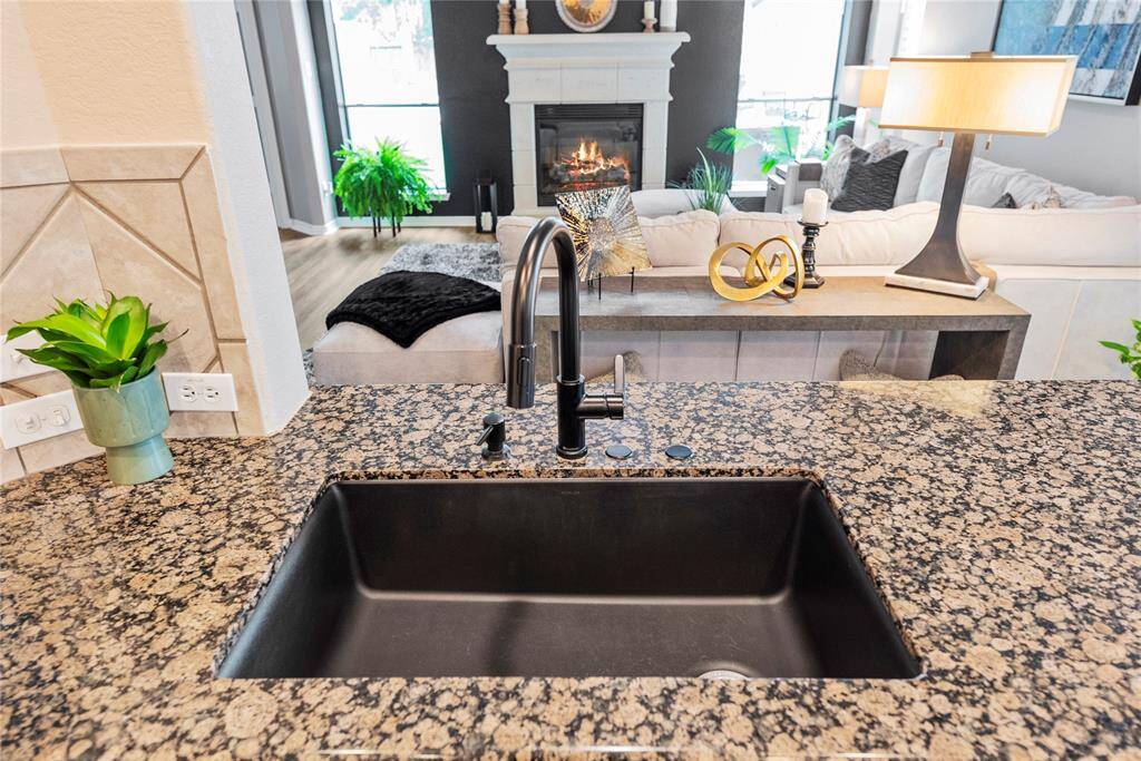 Kitchens always look a bit neater with undermount sinks! Clean dishes quickly in the basin sink and easily load them in the conveniently located dishwasher.