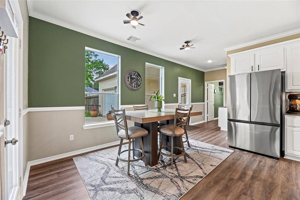 Fashioned with an incredibly tidy breakfast nook, there is plenty of room for traditional morning fare of pancakes, fresh fruit, and hot coffee. Laugh with your loved ones, as you enjoy eating a plate of homemade goodness!