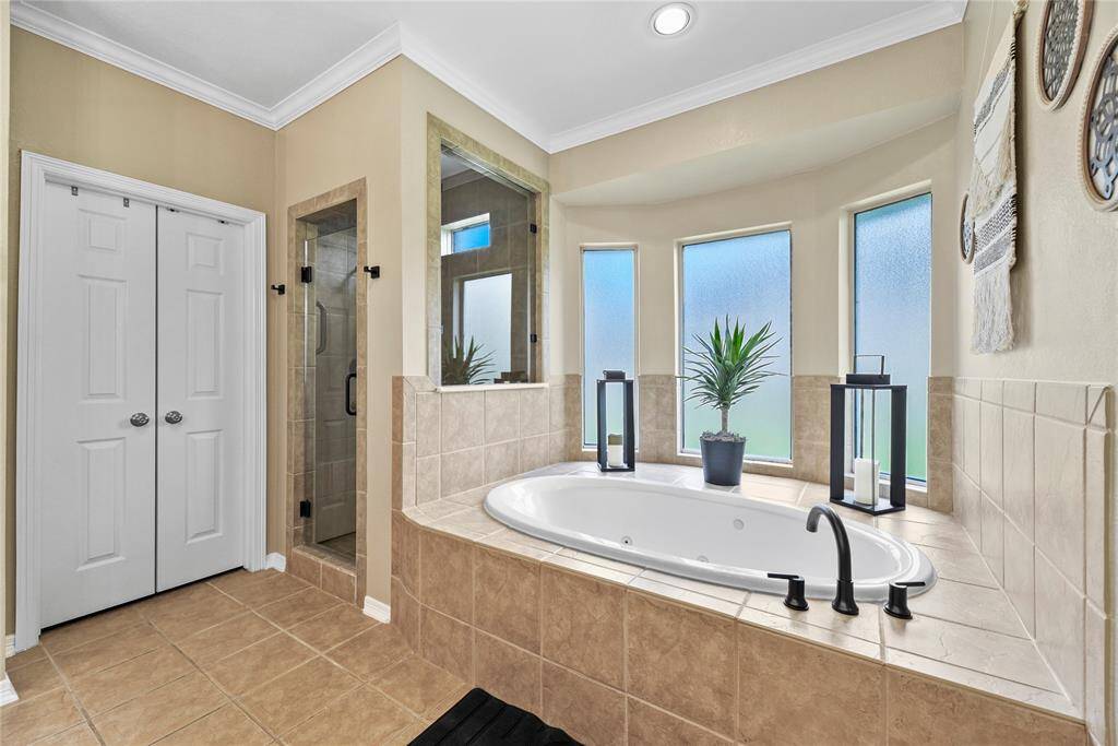 Offer your significant other a show of affection by running them a hot aromatherapy bubble bath in the large soaking tub. As a bonus, put on their favorite music and pour their favorite wine for a truly pampering experience.