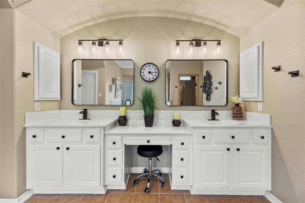 Upgraded to convey the 5-star hotel experience, the primary en suite delivers a contemporary masculine edge balanced by a melodious feminine influence.