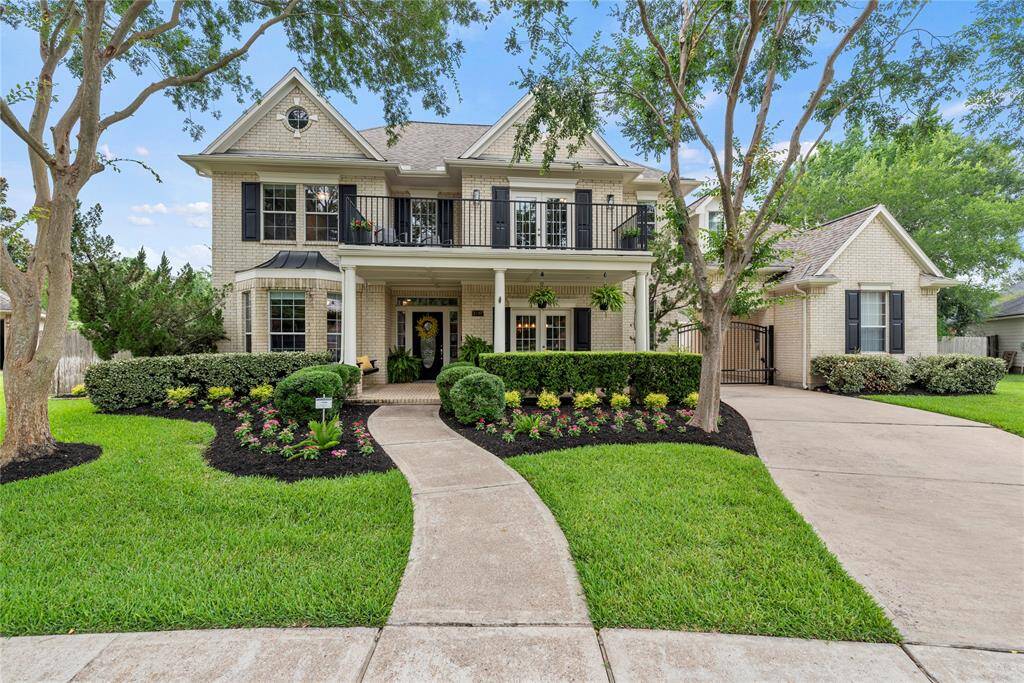 Resting on a gorgeous cul-de-sac lot, this 4BR/3.5BA property is picturesque with traditional brick detailing, onyx black shutters, 4-car garage, and tidy landscaping. Combining formal touches with a welcoming vibe, the home invites guests with comfort and beauty.