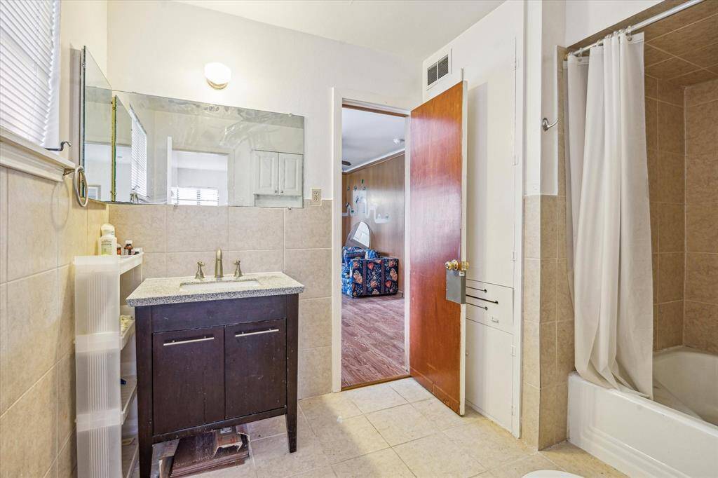 Nice primary bathroom with tub/shower.