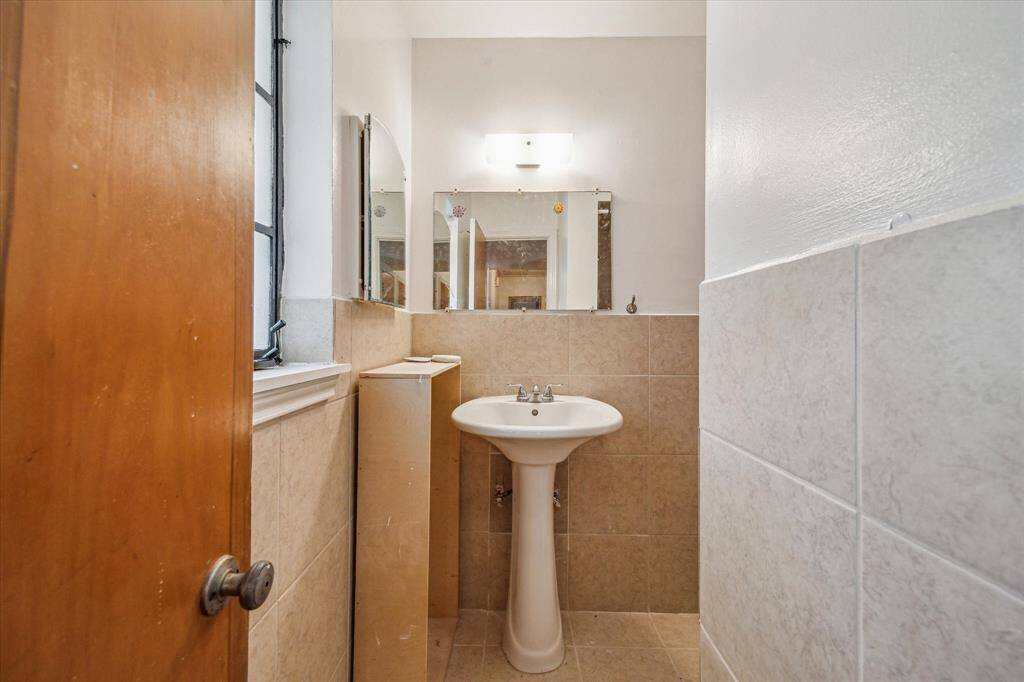 Great secondary full bathroom.