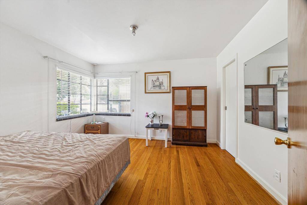 Large secondary bedroom.