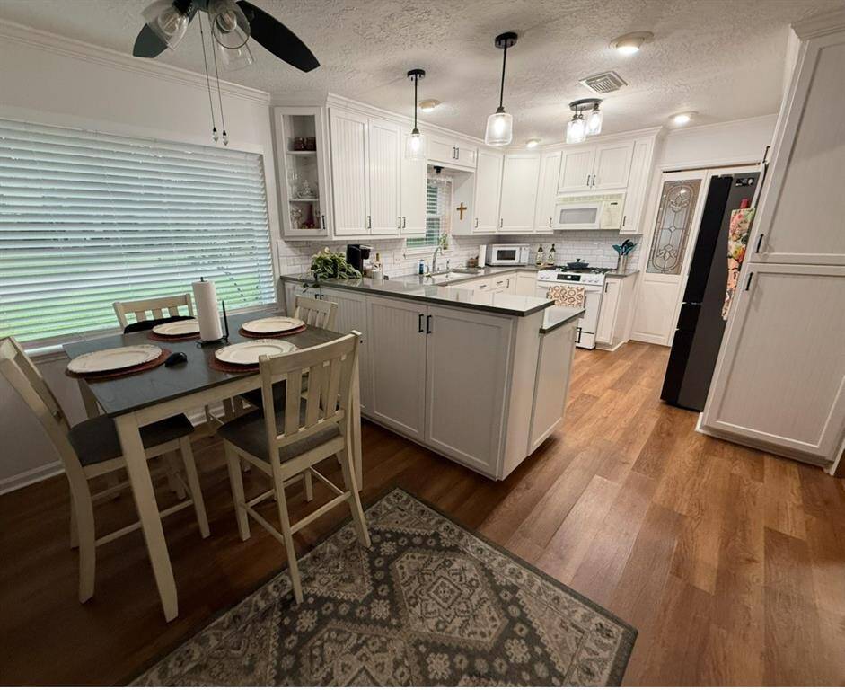 Breakfast and Kitchen