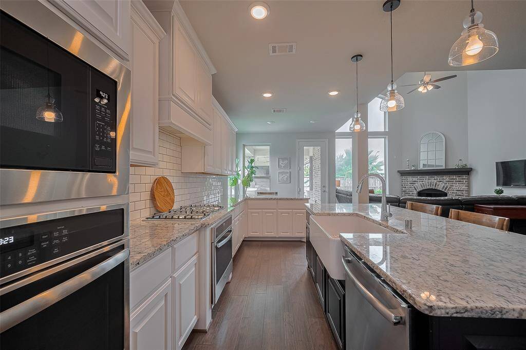 This kitchen offers plenty of prep and workspace thanks to its generous countertops. Plus, check out the stainless steel appliances—including two ovens, gas cooktop, microwave, and  dishwasher
