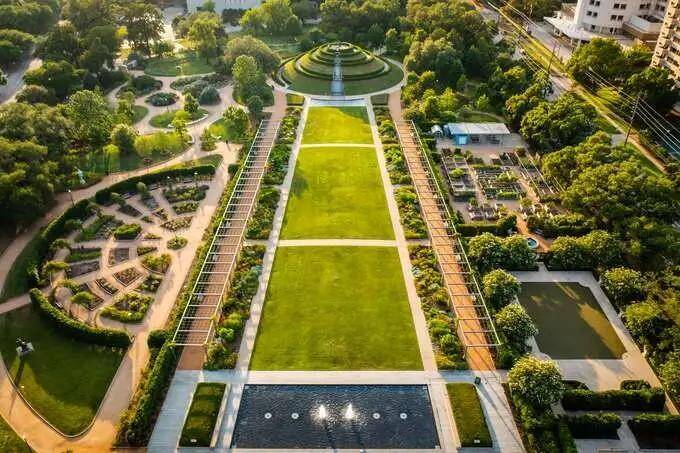 Also nearby is Hermann Park, a 445-acre urban park that neighbors the Museum of Natural Science, The Houston Zoo, Miller Outdoor Theater and so much more. The most amazing parts of Houston are at your fingertips!