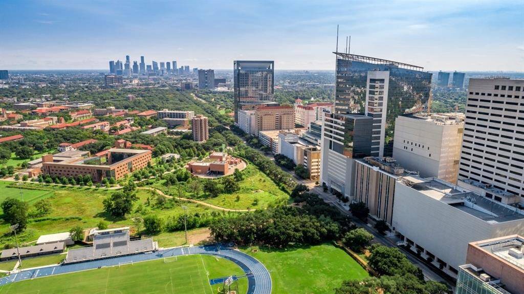 Easy access the nearby Texas Medical Center.