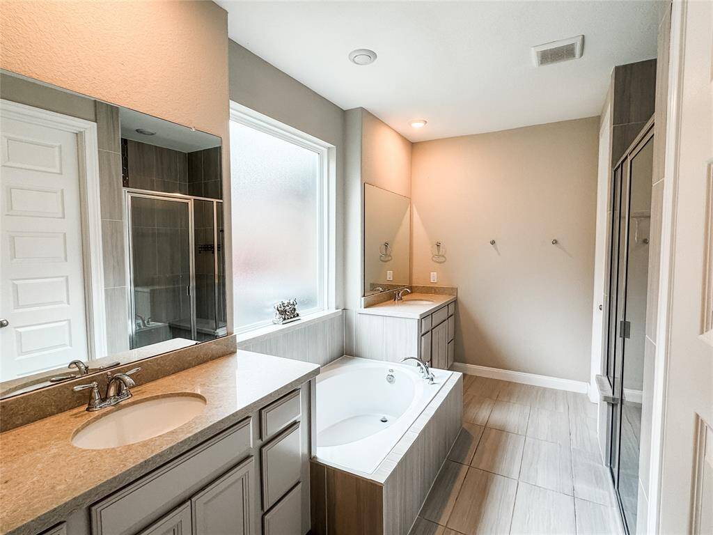 Primary bath 1(down stairs)