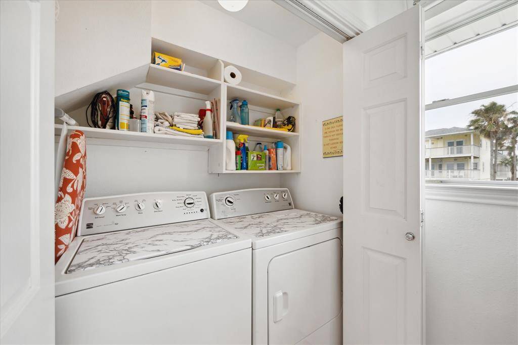 Co-primary on the second floor living - Garden tub