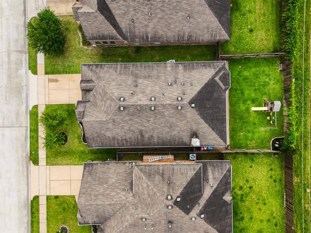Another bird’s-eye view from above reveals the home’s well-designed layout and generous outdoor space, giving a clear sense of the flow between indoor comfort and the expansive backyard.