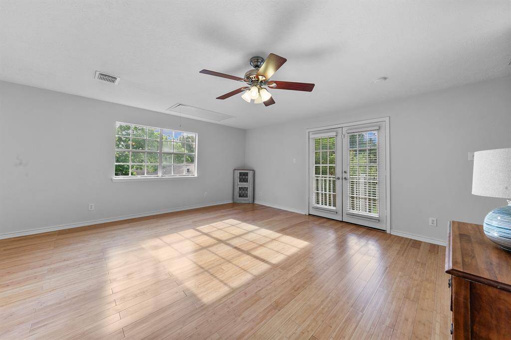 Situated above the garage this versatile space offers endless possibilities, whether as a guest suite, yoga studio, or workshop. Elegant French doors open up to the charming balcony flooding the room with natural light.