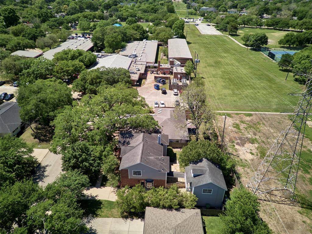 From an arial perspective, you can appreciate the exceptional setting of this home. One door down at the end of the cul-de-sac is Red Elementary and just to its right is the vast, well-equipped Willow Park.  The gathering space for all the neighborhood, Willow Park offers sports fields, an expansive jungle gym, tennis courts, a walking trail, and even a local Boy Scout troop's meeting hut.  Following the green belt east, you will find horses grazing on the perpendicular easement, a secret Houston treasure!