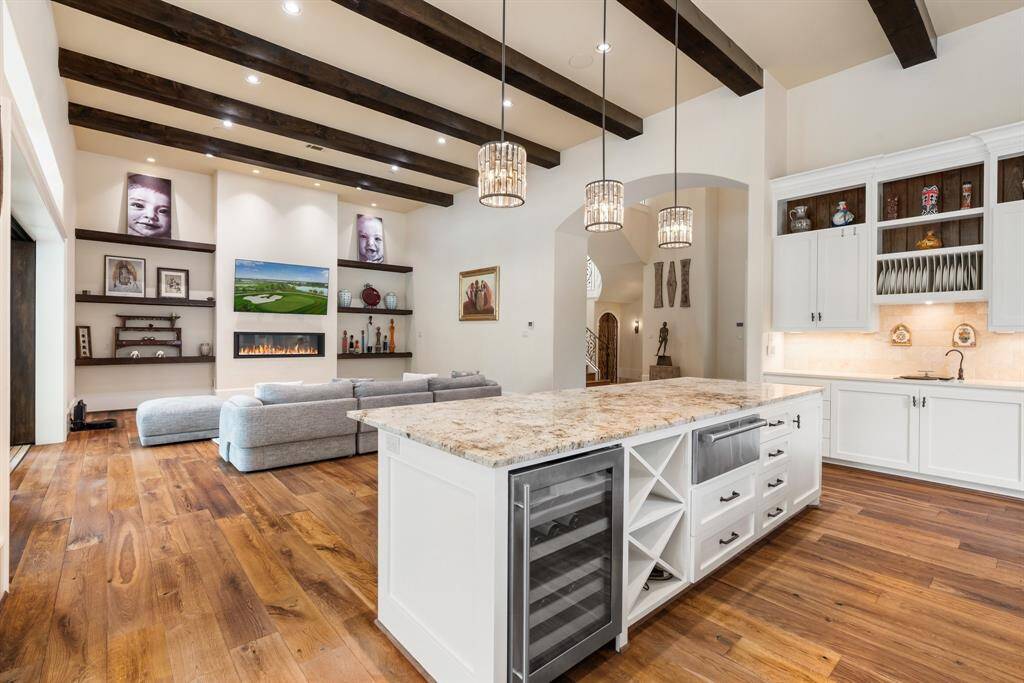 Enjoy a wine chiller, dry bottle storage, and warming drawer.