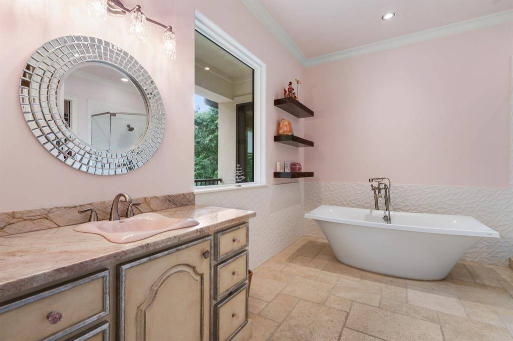 En suite bath with every comfort.