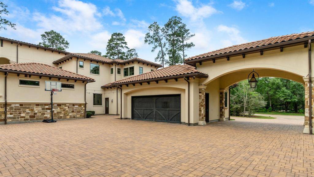 Expansive motor court provides plenty of space for parking or additional outdoor entertaining.