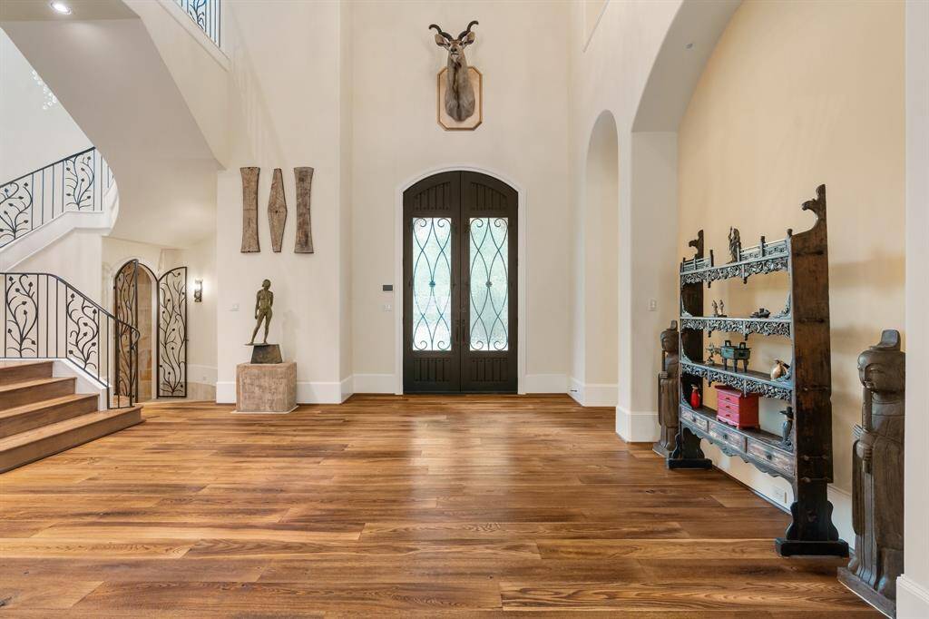 Expansive wide open spaces are what this home is all about enjoying 14 foot ceilings!