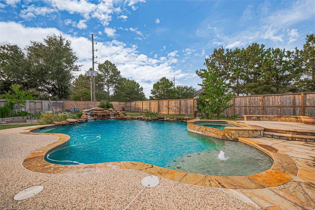 Gorgeous backyard W/ swimming Pool & Spa & Sport Court