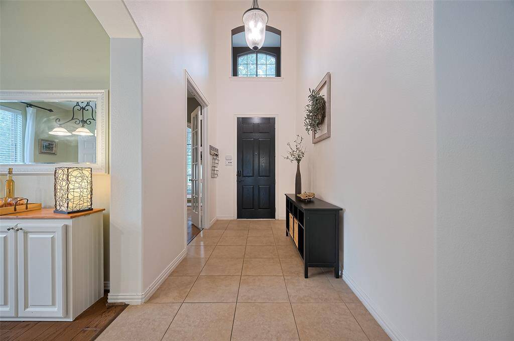 Inviting entryway, open high ceiling entrance