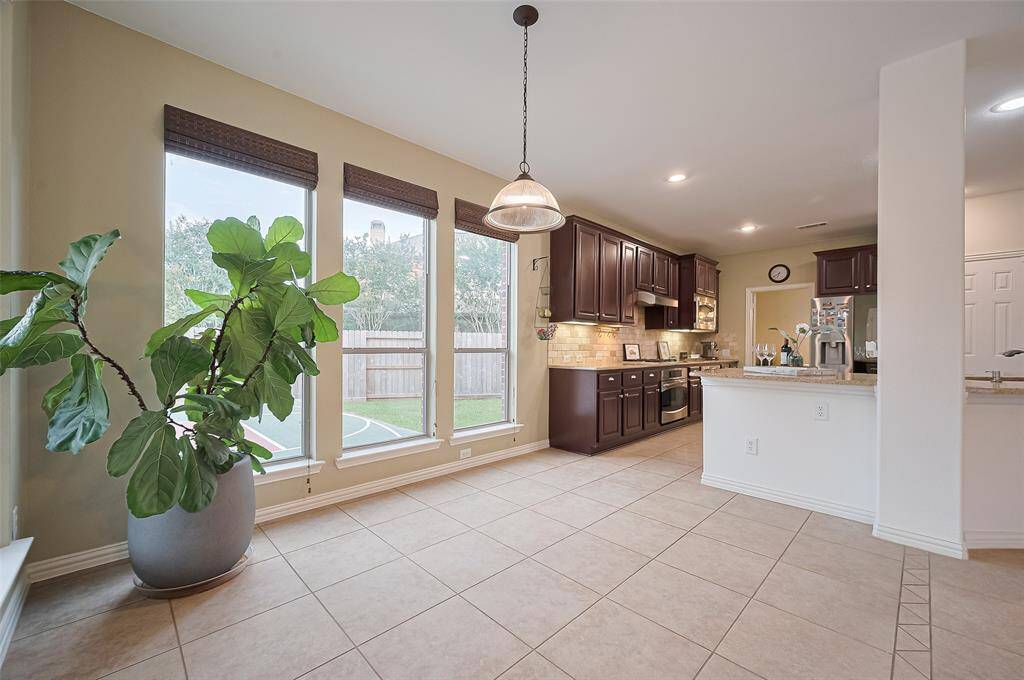 Breakfast area w/ lots of natural lights