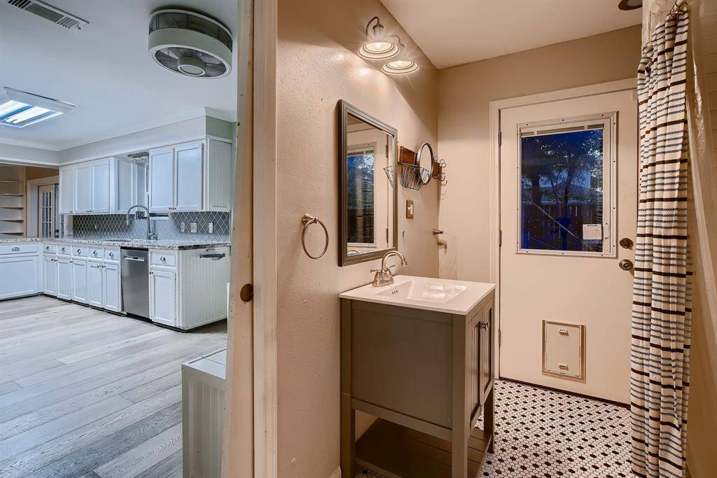 This is the full bath that is adjacent to the 4th bedroom.