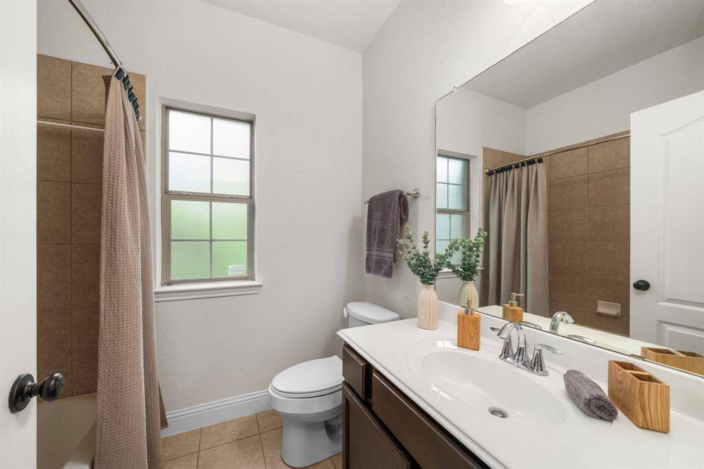 2nd full bathroom easily serves both secondary bedrooms, and guests.