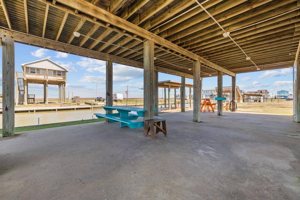 Under the home-ample space to entertain and enjoy