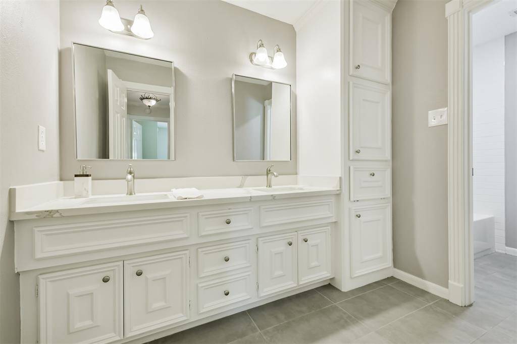 Full Bath for Bedrooms 2&3 - nice size!