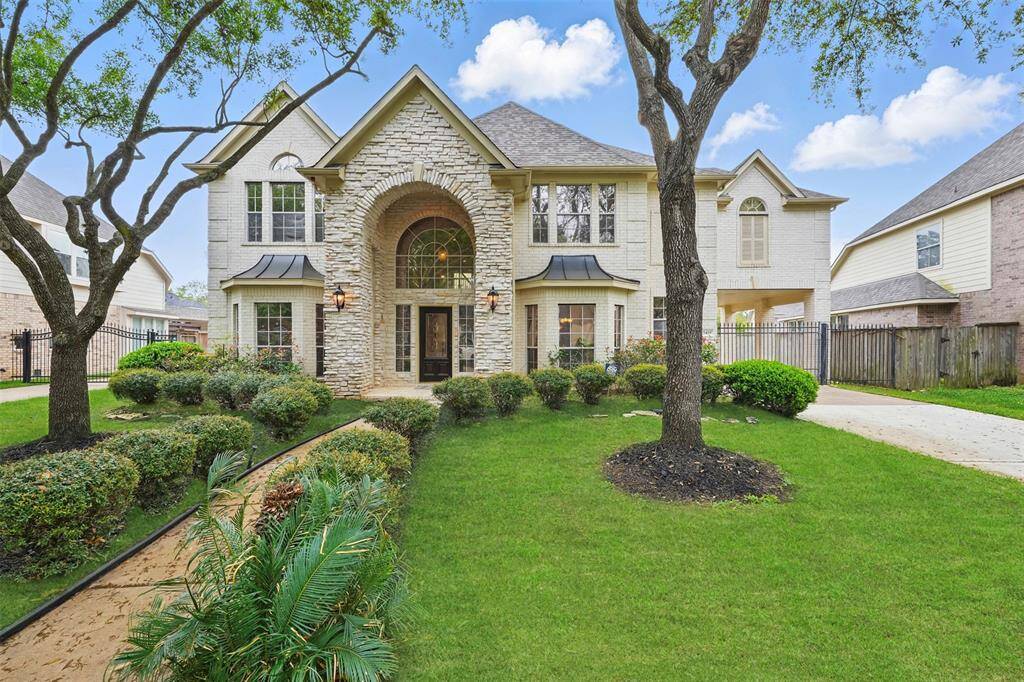 Discover your dream home at 5419 Eagle Trace Ct. This stunning property boasts elegant architecture, lush landscaping, and a welcoming entrance. Perfect for modern living.