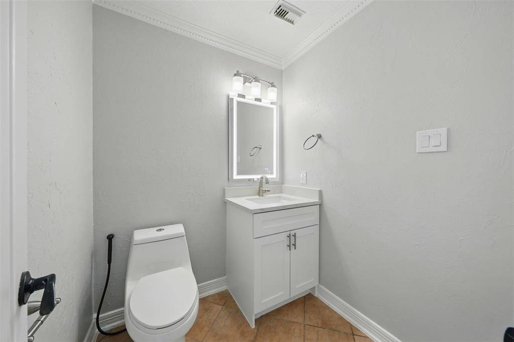 Half restroom downstairs