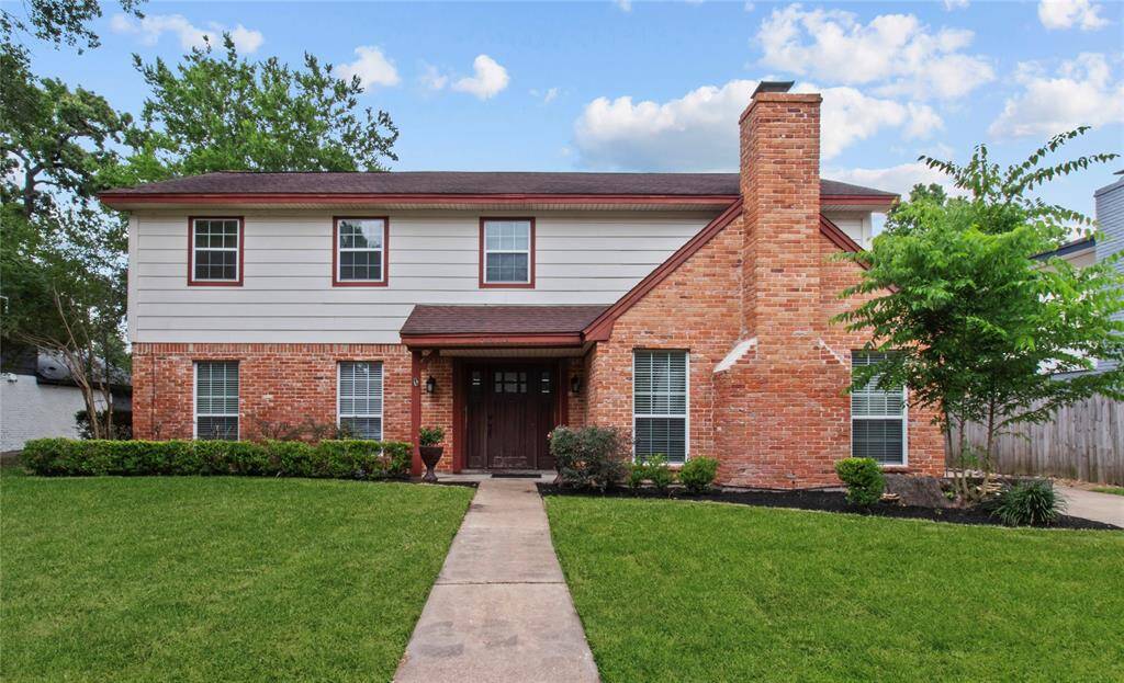 Welcome to this cozy home nestled on a quiet cul-de-sac in sought after Candlelight Oaks.
