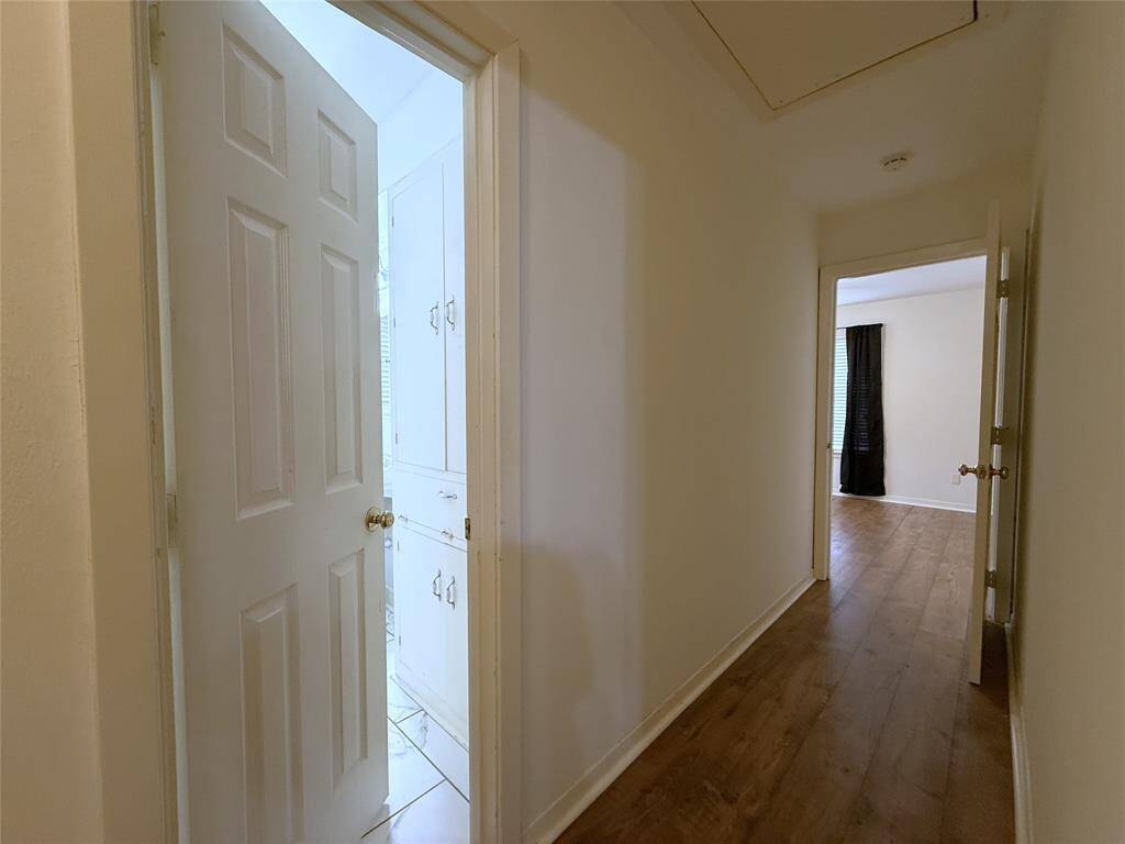 In the center of the hallway is a full bath.