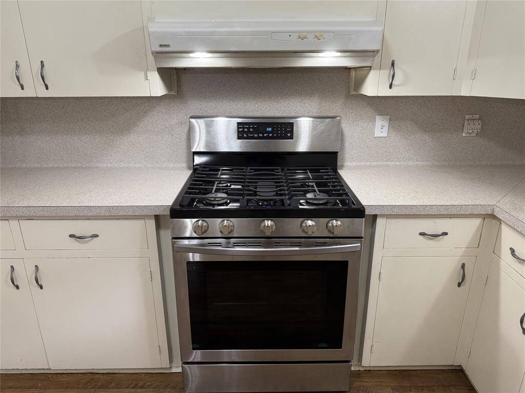 5-burner gas range! The oven offers convection baking option.