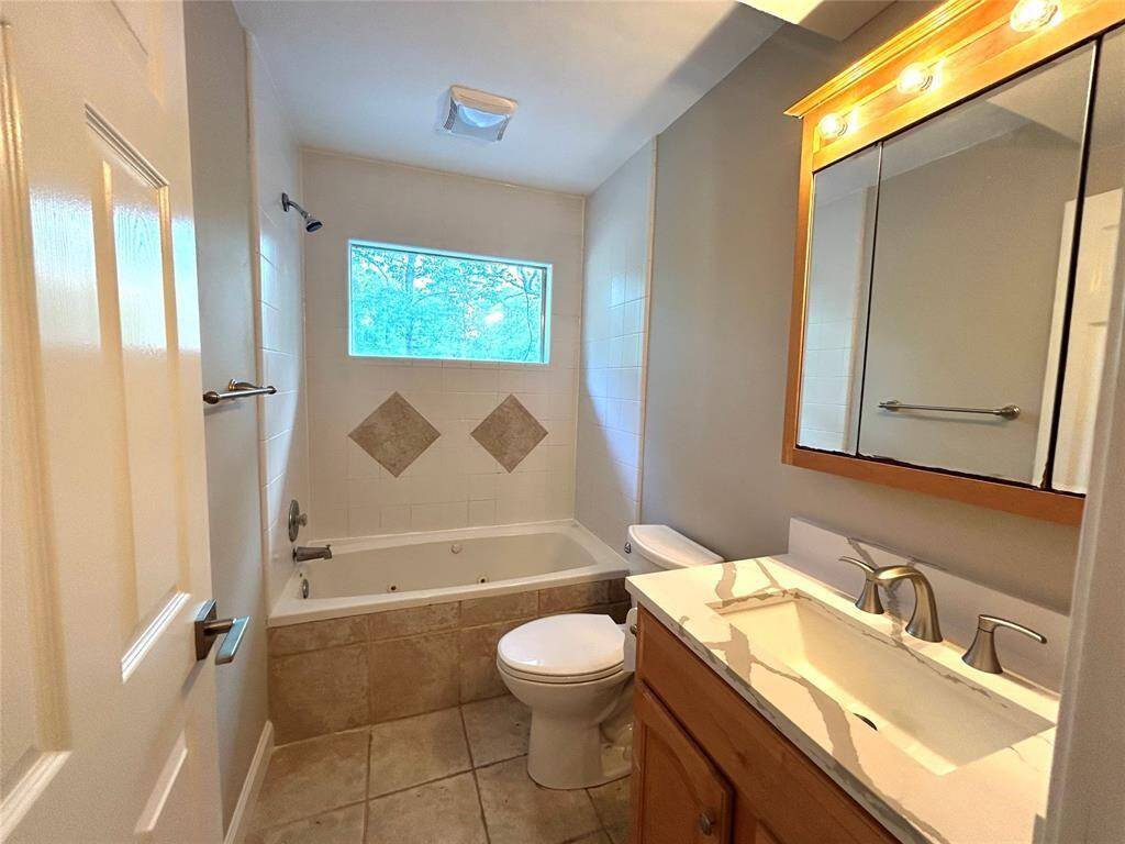 Secondary Bathroom with a Tub/Shower Combo