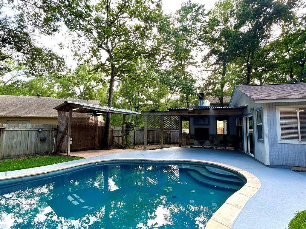 Sparkling pool, perfect for summer!
