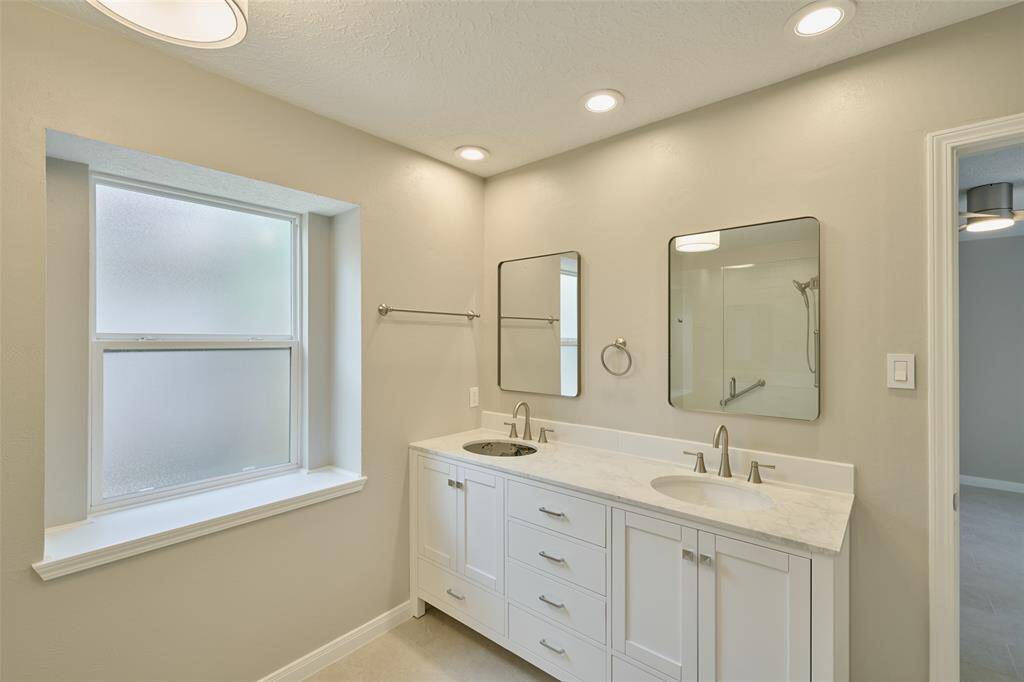 Another view of the primary bath.