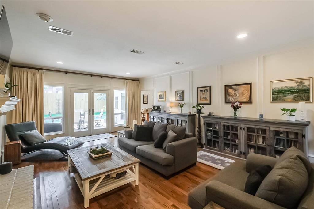 Welcome to a living room thateffortlessly combines comfort andstyle. There is easy patio access through double doors!
