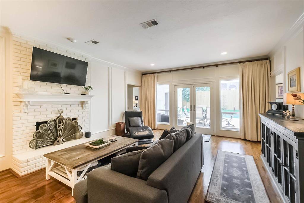 At the heart of the space, a fireplaceadds a cozy focal point, providingwarmth and charm.