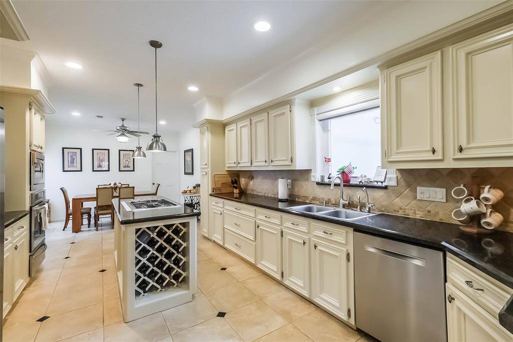 Step into this modern kitchen, wherefunctionality meets sophistication.