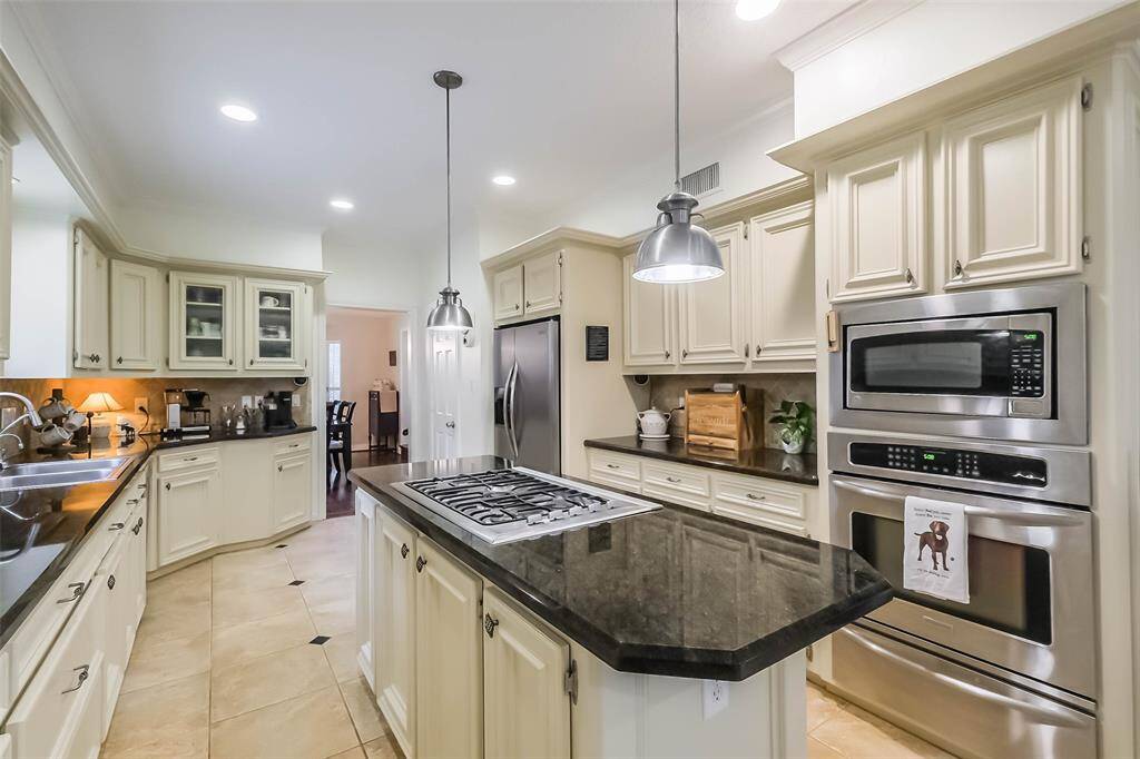 The island seamlessly blendspracticality with style, making it theperfect place for quick meals orsocializing while cooking.