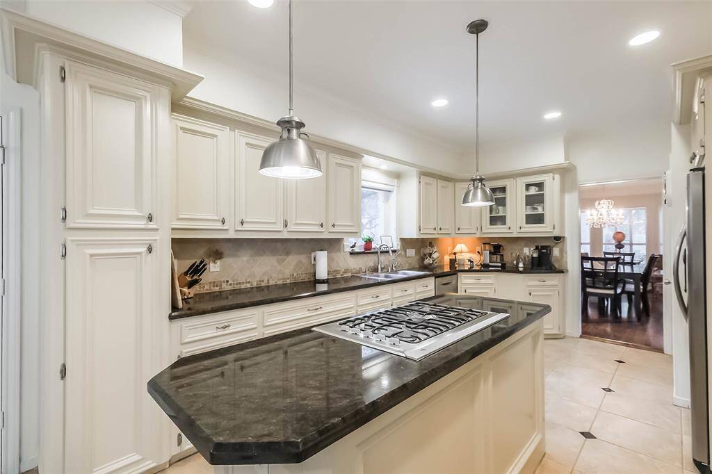 The kitchen features light cabinets,creating a clean and timelessaesthetic.