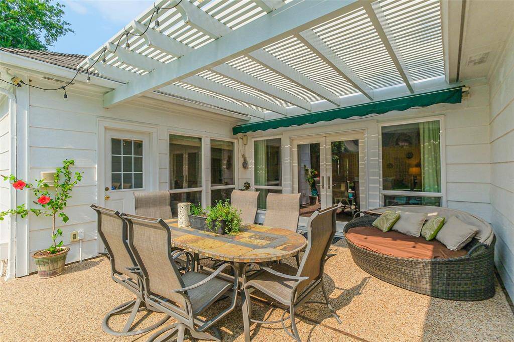 This space seamlessly extendsthe living area, providing acomfortable setting for bothrelaxation and entertainment.