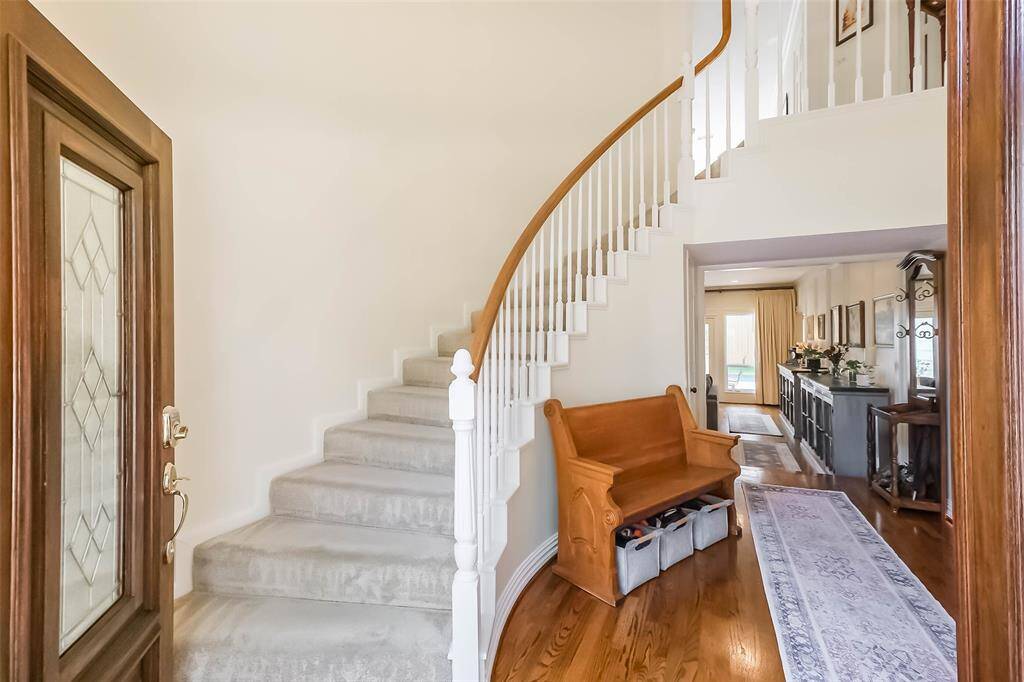 Step into luxury and warmth as youenter this home, where an inviting entryway sets the tonefor a grand living experience.