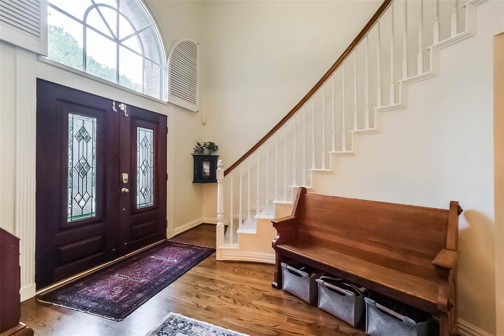 The foyer boasts highceilings and is adorned with tastefuldecor, creating an immediate senseof elegance.