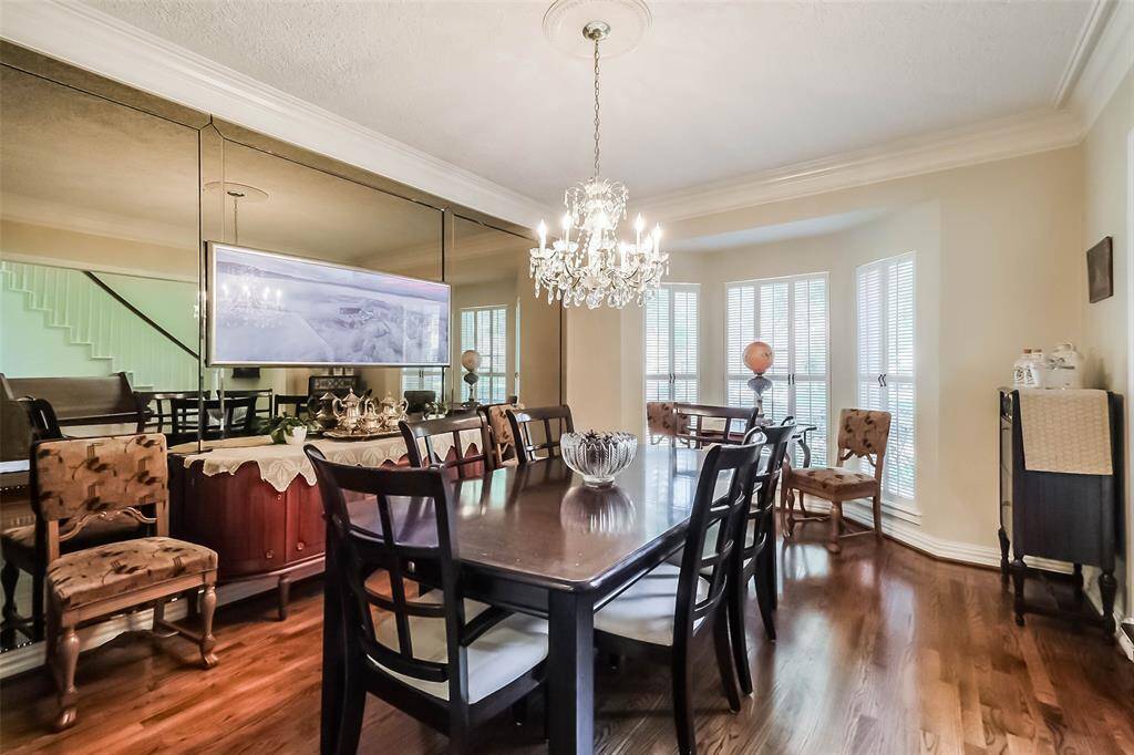 This dining room is bathed in naturallight streaming through expansivewindows.