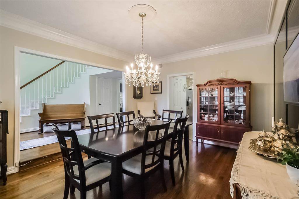 The room is enhanced by acaptivating chandelier.